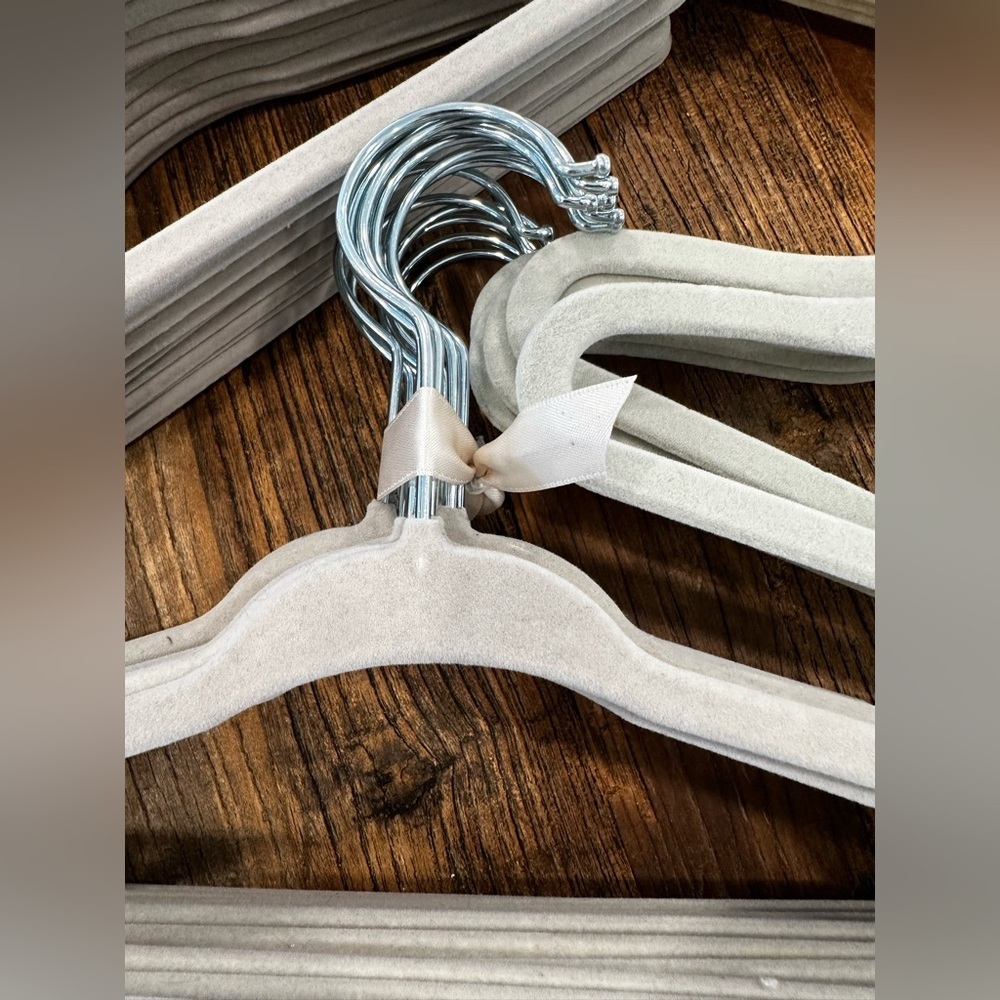 Non-Slip Velvet Clothes Hangers - Light Gray & Cream small - Picture 4 of 9